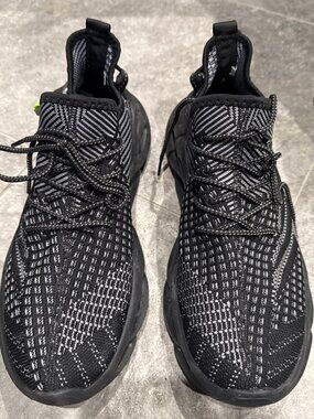 L.T. DAMP SHOES Very Light Black/ Grey Sneakers New For Men  Size 10.5 EU 44.